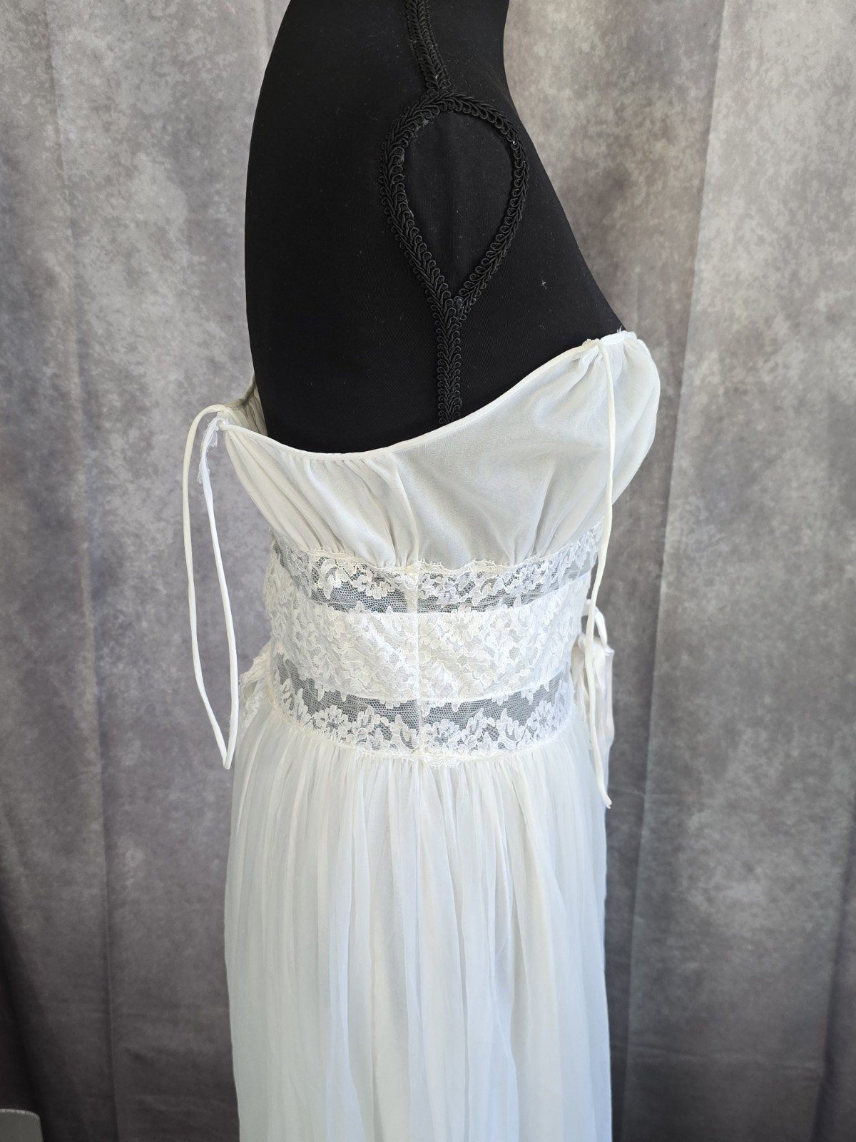 Vtg Eyeful by the Flaums White Nylon Nightgown 34 Sheer Lace Empire Waist READ!