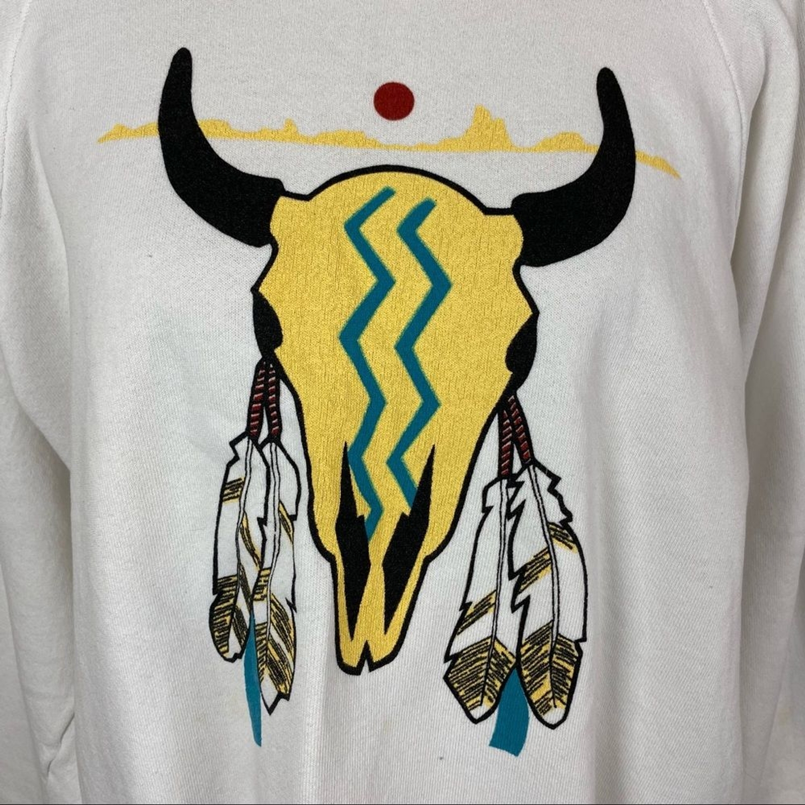 VTG (XL) Crewneck Sweatshirt – White Southwestern Bull Skull Unique Yellow Hip
