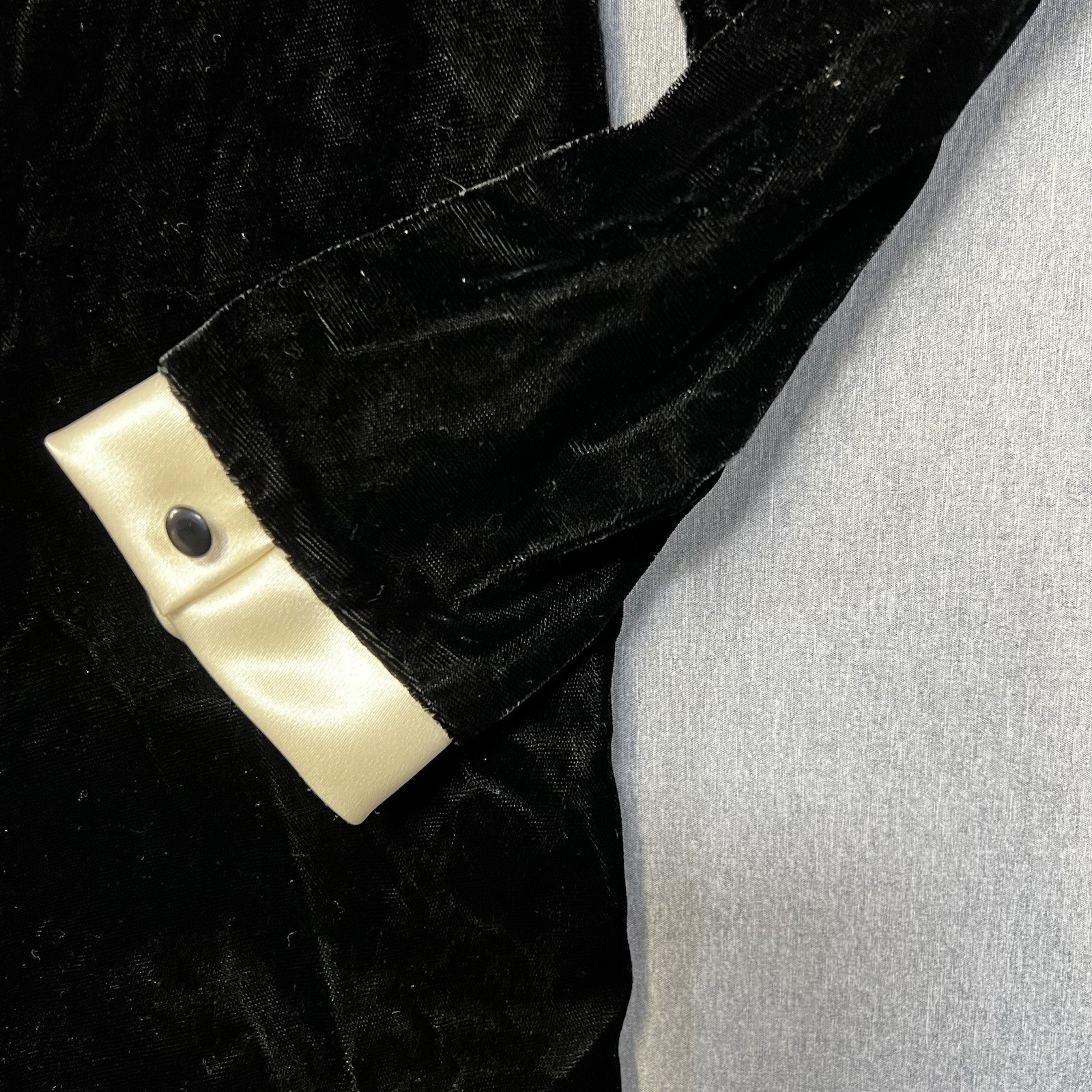Vintage Neiman Marcus black velvet tuxedo coat W/satin lapel 70-80’s Glam Size 4