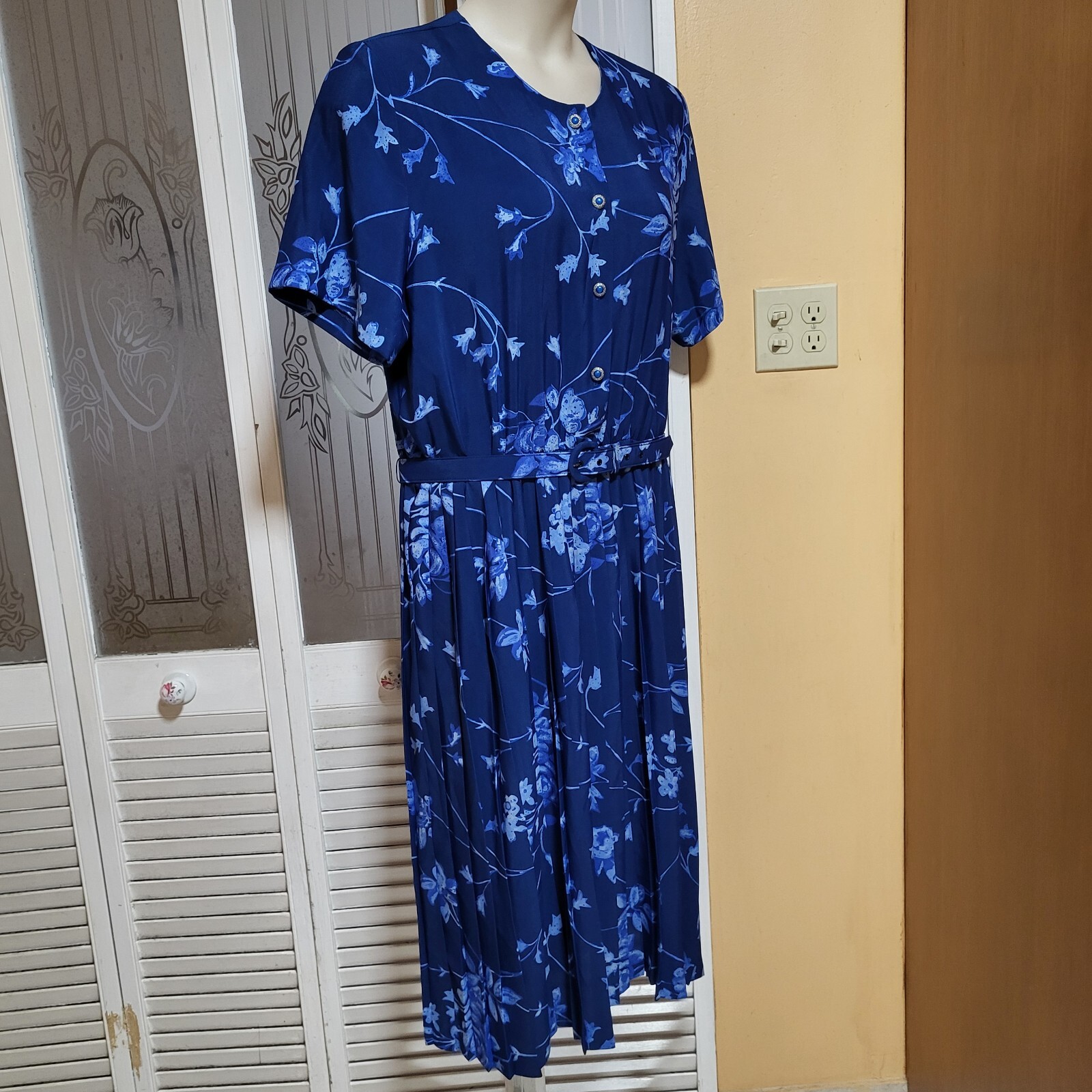 Nancy II Ladies Beautiful Blue Floral Pleated Skirt Dress with Belt – Size 20P