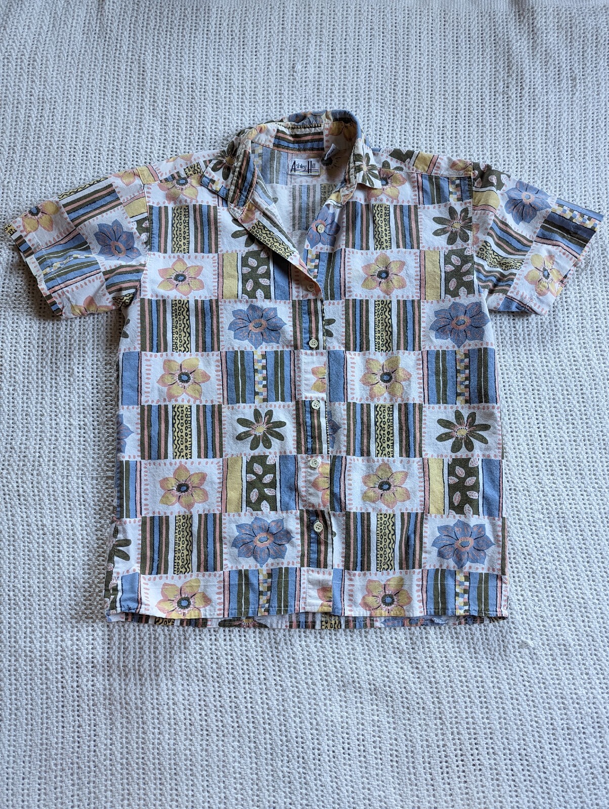 VTG Ashley Hill Short Sleeve Button Down Shirt Women’s Small Floral Patterned