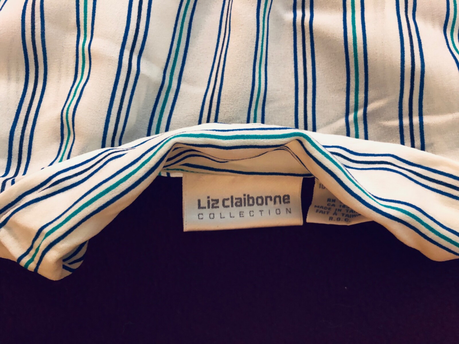 Women’s size 10 long sleeve Liz Claiborne rayon blouse 25” length chest 22″
