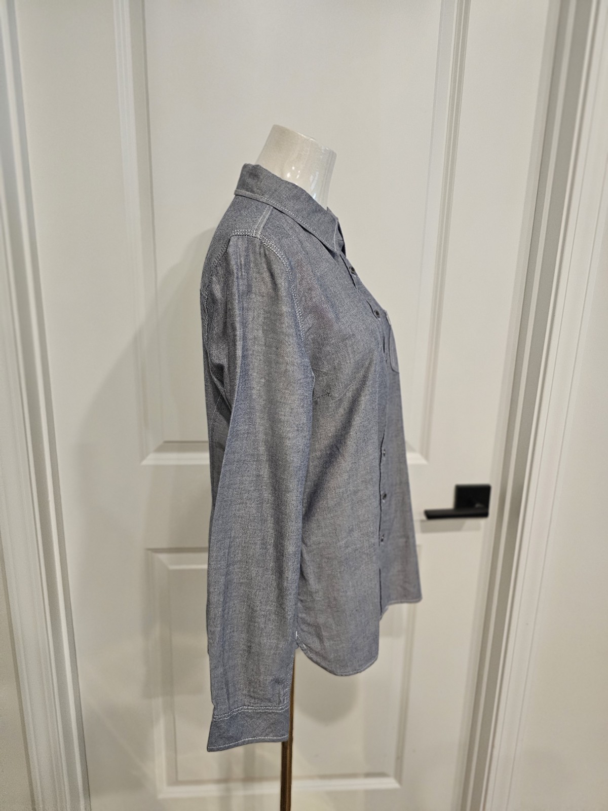 Vintage Womens Levi’s Chambray 100% Cotton Shirt Metal Buttons