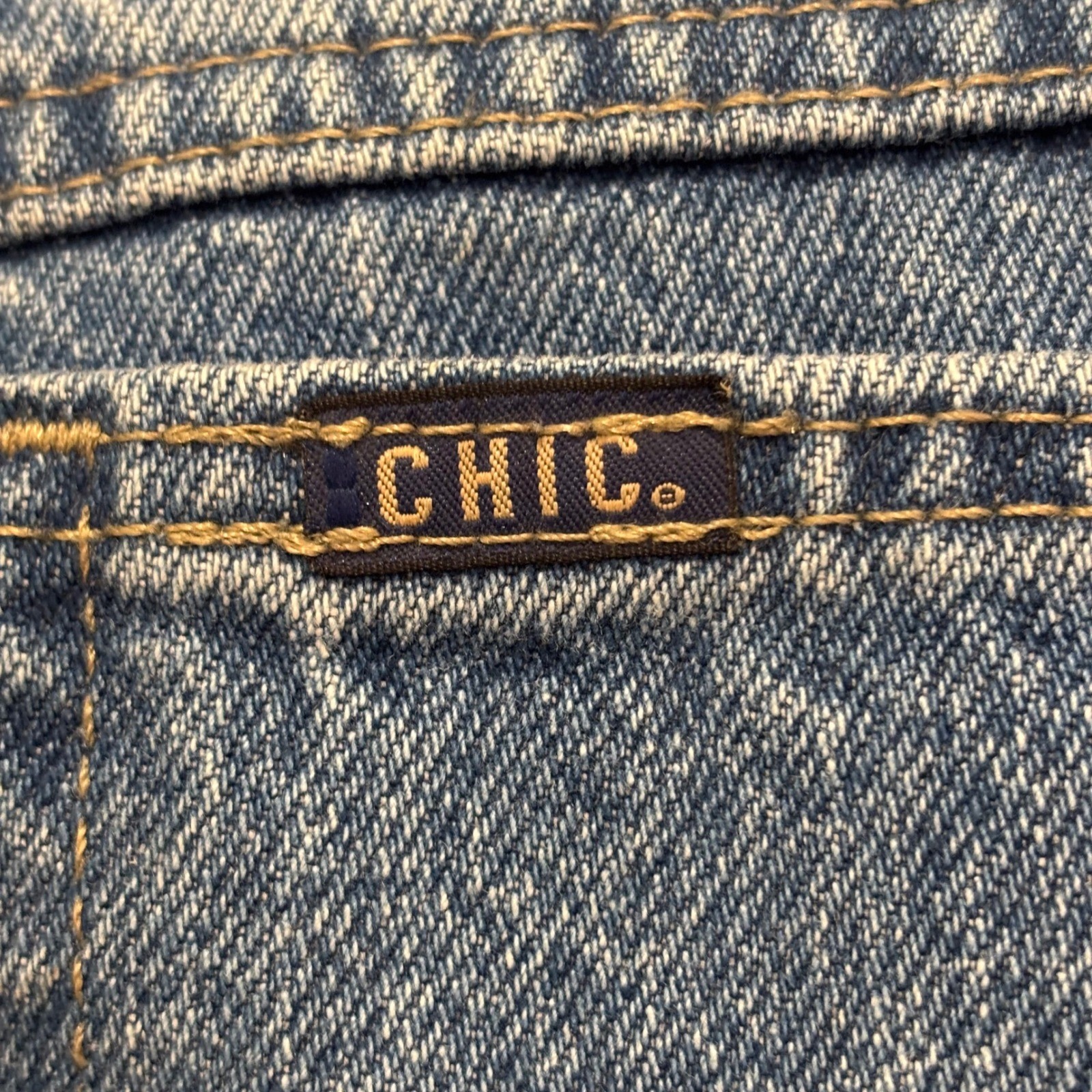 Vintage Chic High Waisted Denim Cut Off Shorts Medium Wash Frayed Hem 3297