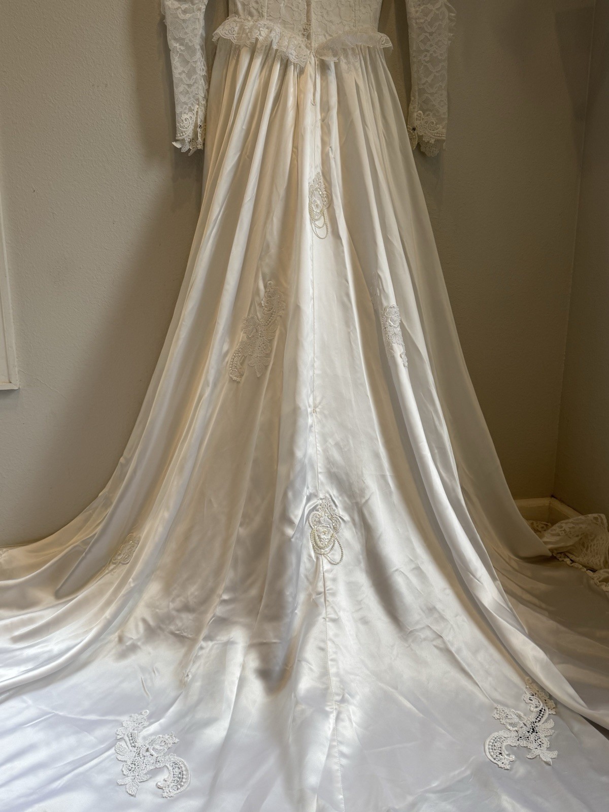 Vintage Bridal Gown Wedding Dress – White- Lace- Beautiful Detailing Medium 6-8