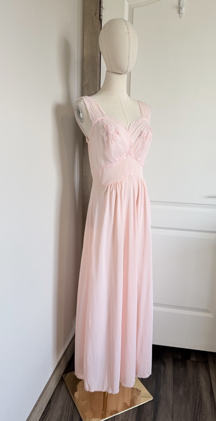 VTG 60s ARTEMIS Light Pink Nylon EMBROIDERED CUPS NIGHTGOWN Size 34
