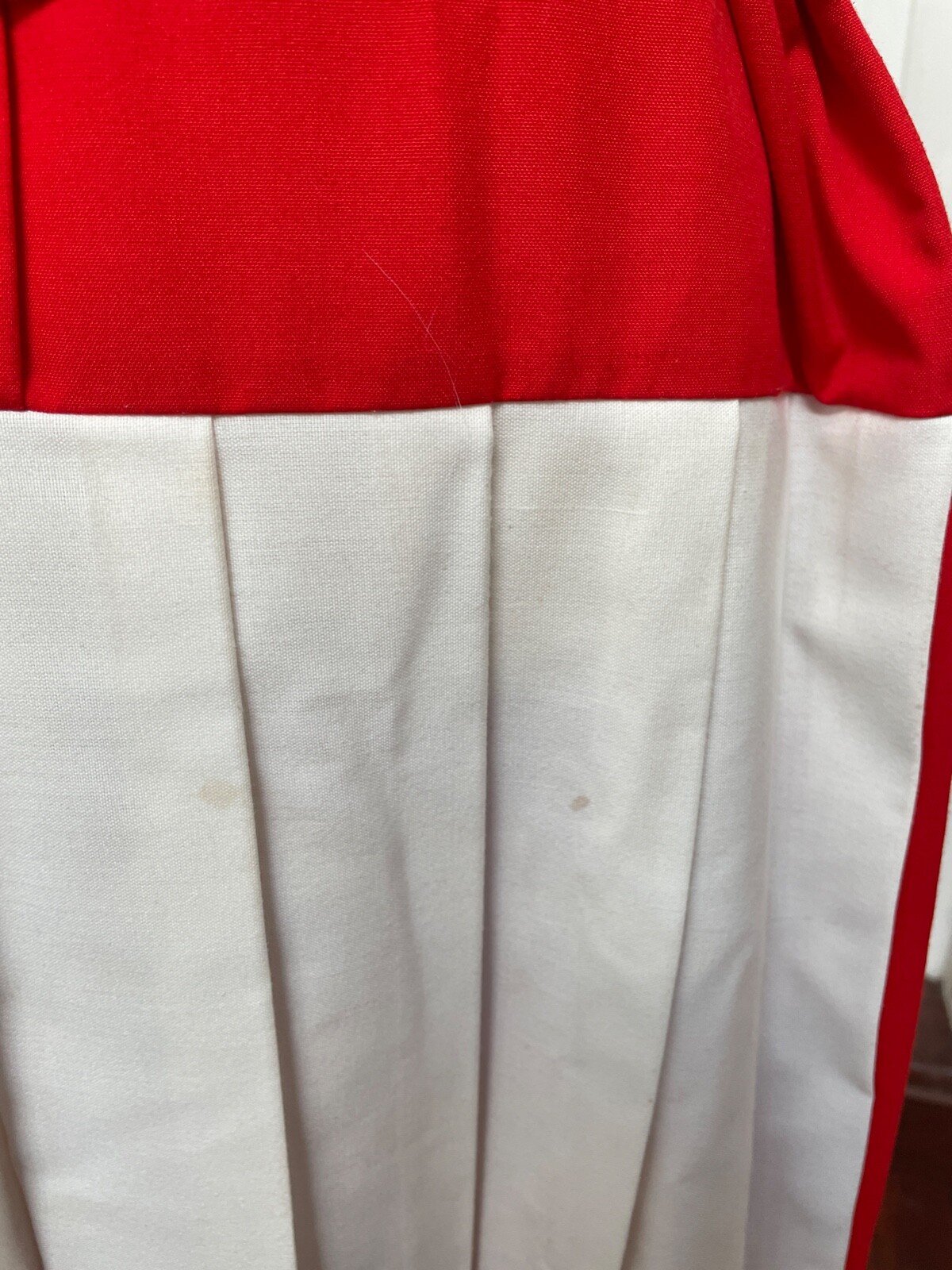 „Changing Scene” Vintage Red & White Belted 1980s Dress S12 With Pleated Skirt