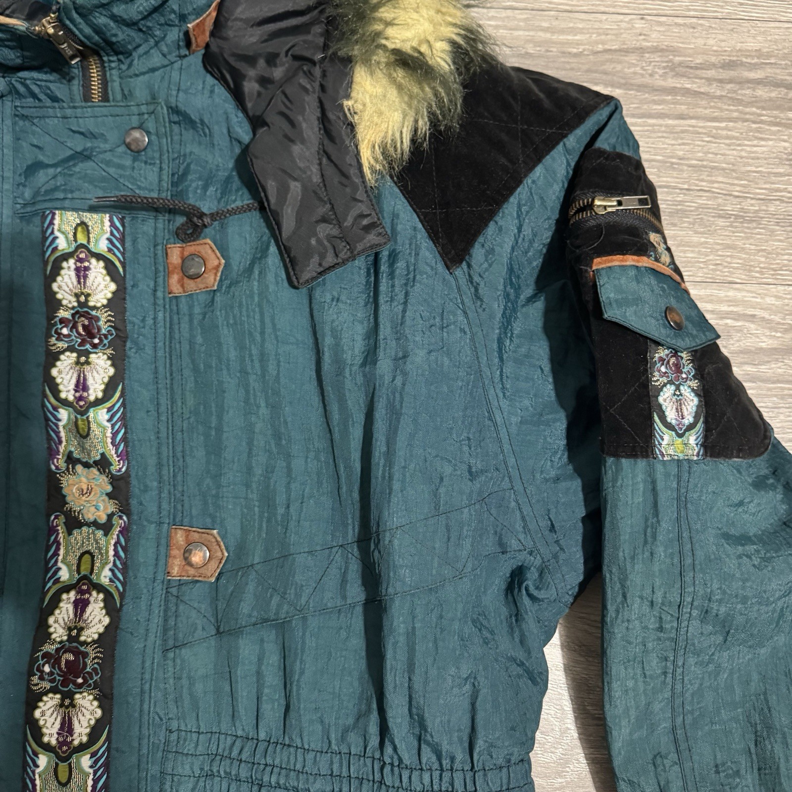 Vintage 80’s Learsi Women M Green Hooded Velvet Accents Tribal Aztec Zip Puffer
