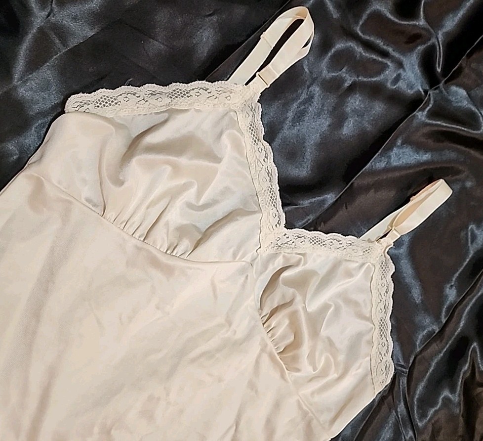 Vintage DuPont Antron III Nylon Lace Full Slip sz 34 Anti Static Cling Cream R3
