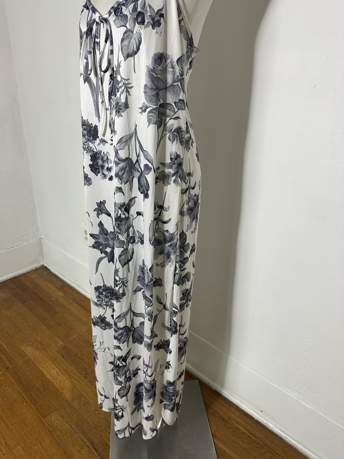 Vintage 80s Photorealistic Floral Moody Lounging Dress