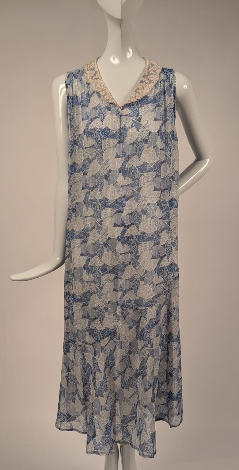 1920’S BLUE ABSTRACT PRINT MUSLIN DRESS W LACE COLLAR