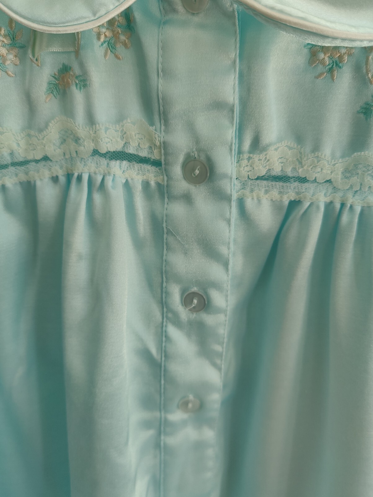 ALLISON SMITH Vintage satiny nightgown Large Lace Embroidered Collared 3 Button