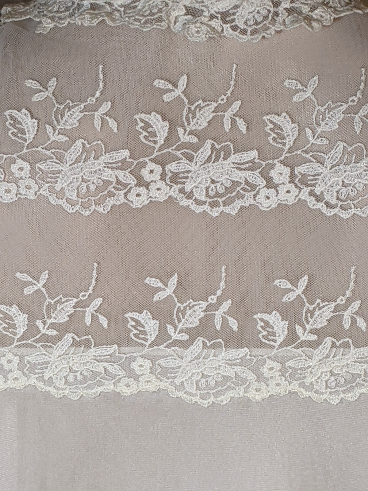Vintage 1950s Vanity Fair ELEGANT Chantilly Lace Dressing Gown Peignoir Robe 34