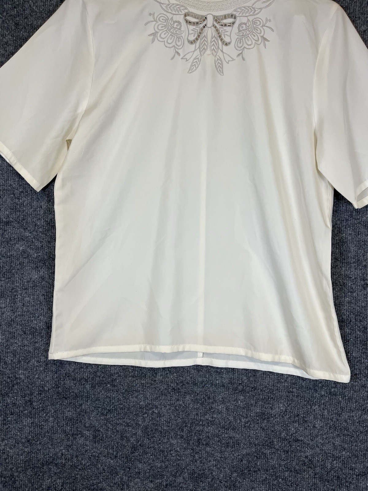 VTG 80s Ivory Cream Short Sleeve Blouse Embroidered Keyhole Back See Description