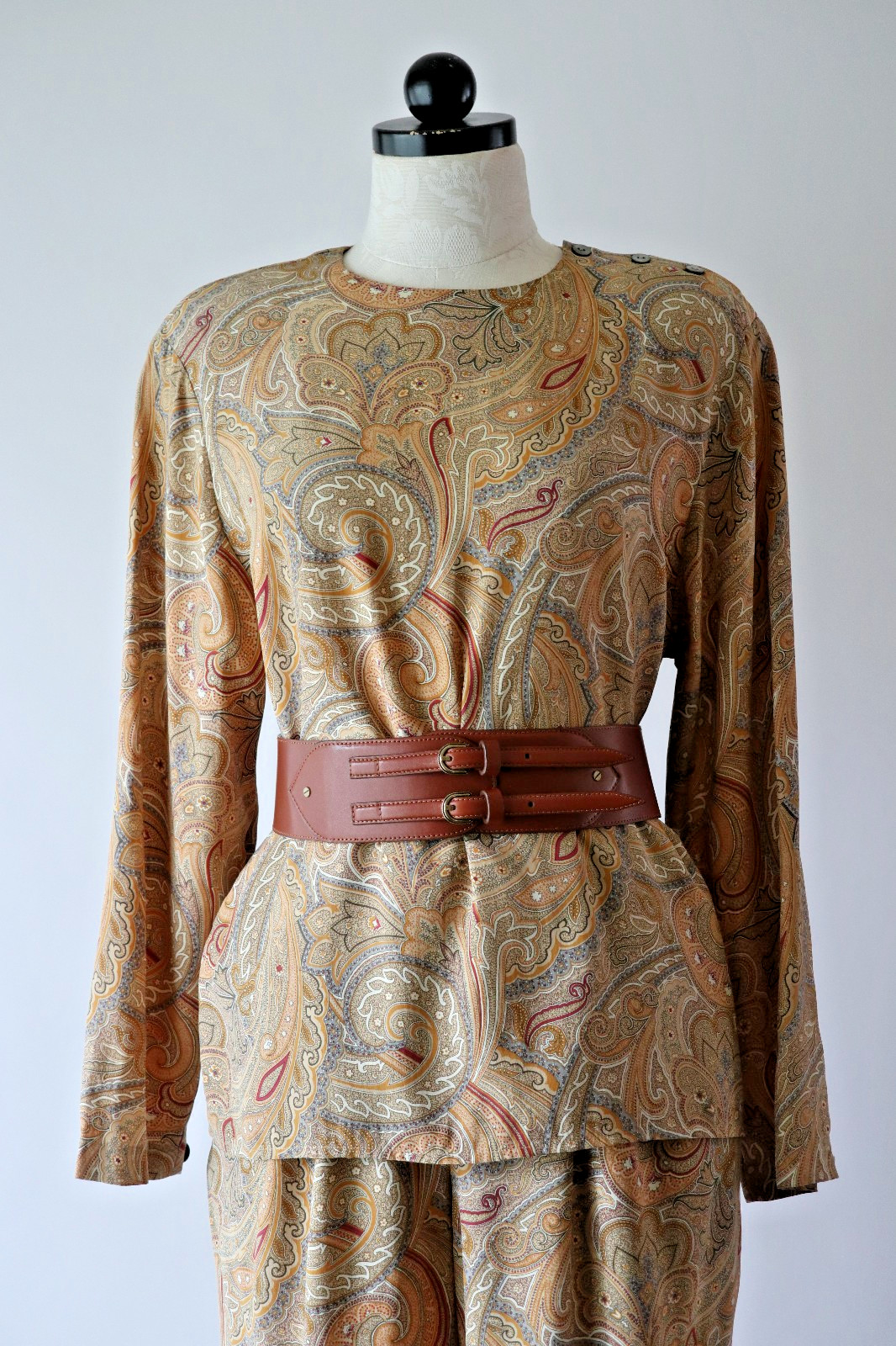 1990s Vintage Tan Beige Paisley Silk Minimalist Top Pants Two Piece Set Suit S M