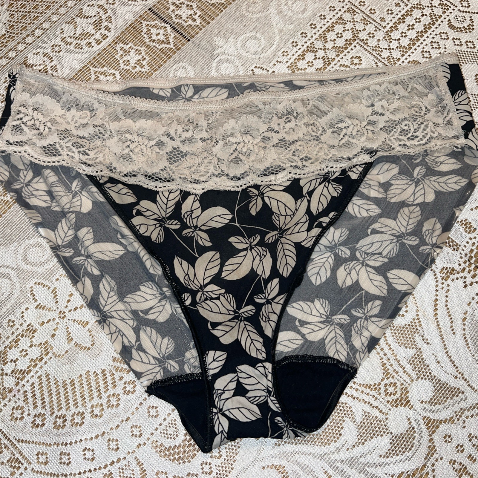 VINTAGE SOMA ~ Black IVORY ~ LACE HIPSTER PANTIES ~ SIZE MEDIUM
