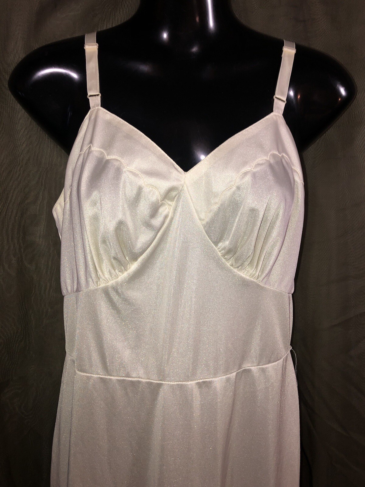 Vtg. VINCENT Non cling Ivory FULL SLIP Women’s Size 36