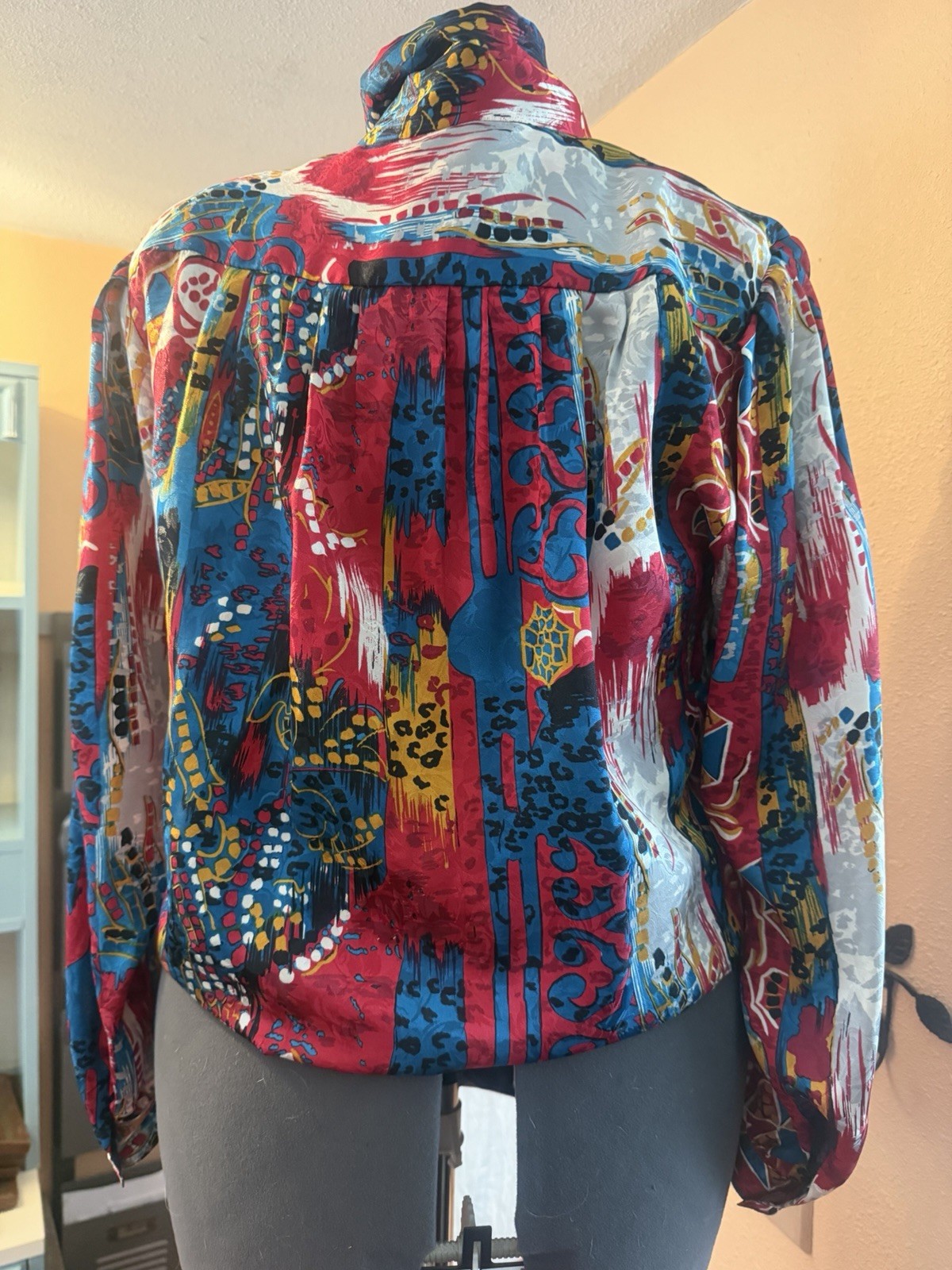 This Beautiful Da-Rue Vintage 80s Blouse Multi Colored Size 12/14 bow at neck