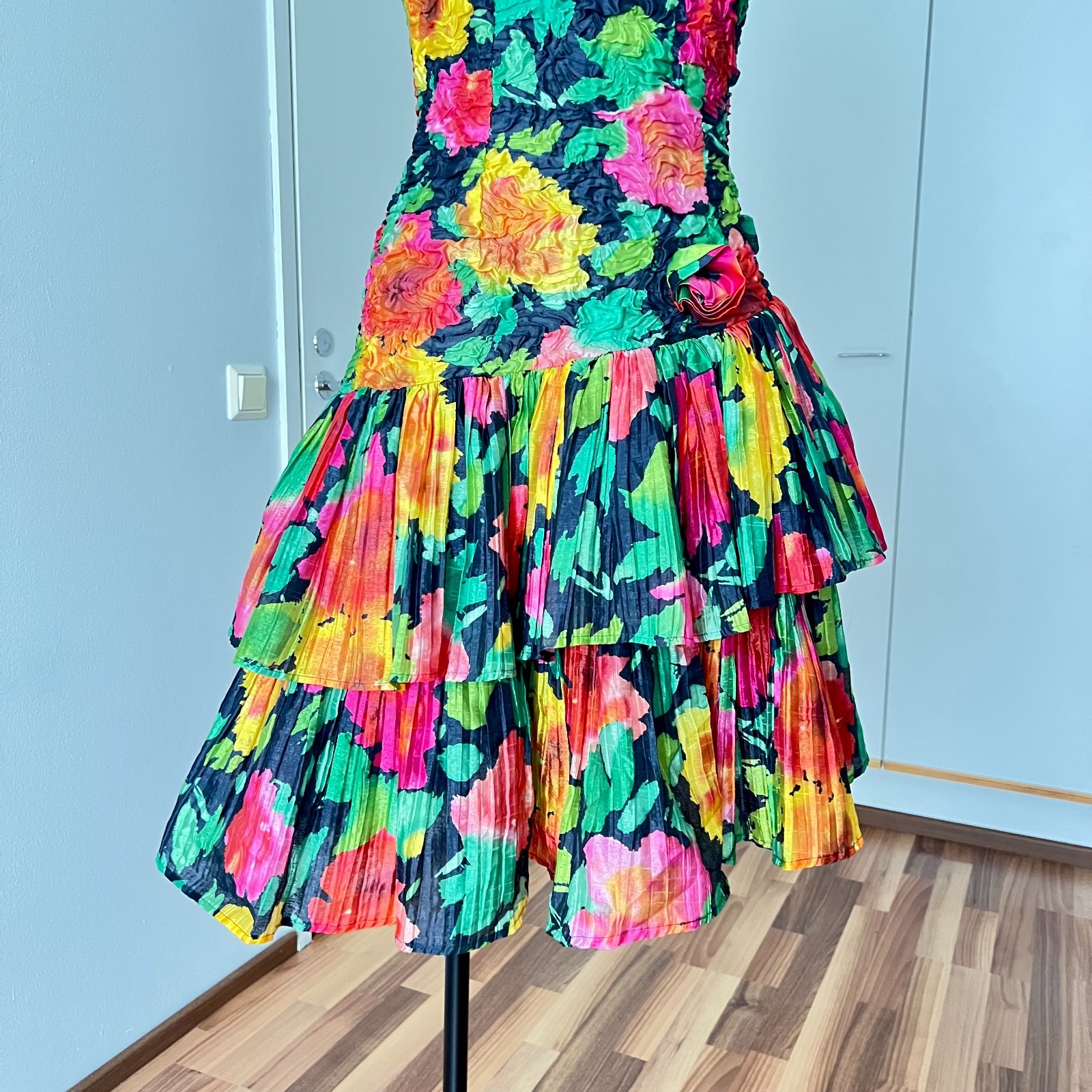 1980s Floral Taffeta Cocktail Party Dress Tiered Spaghetti Straps Prom Evening