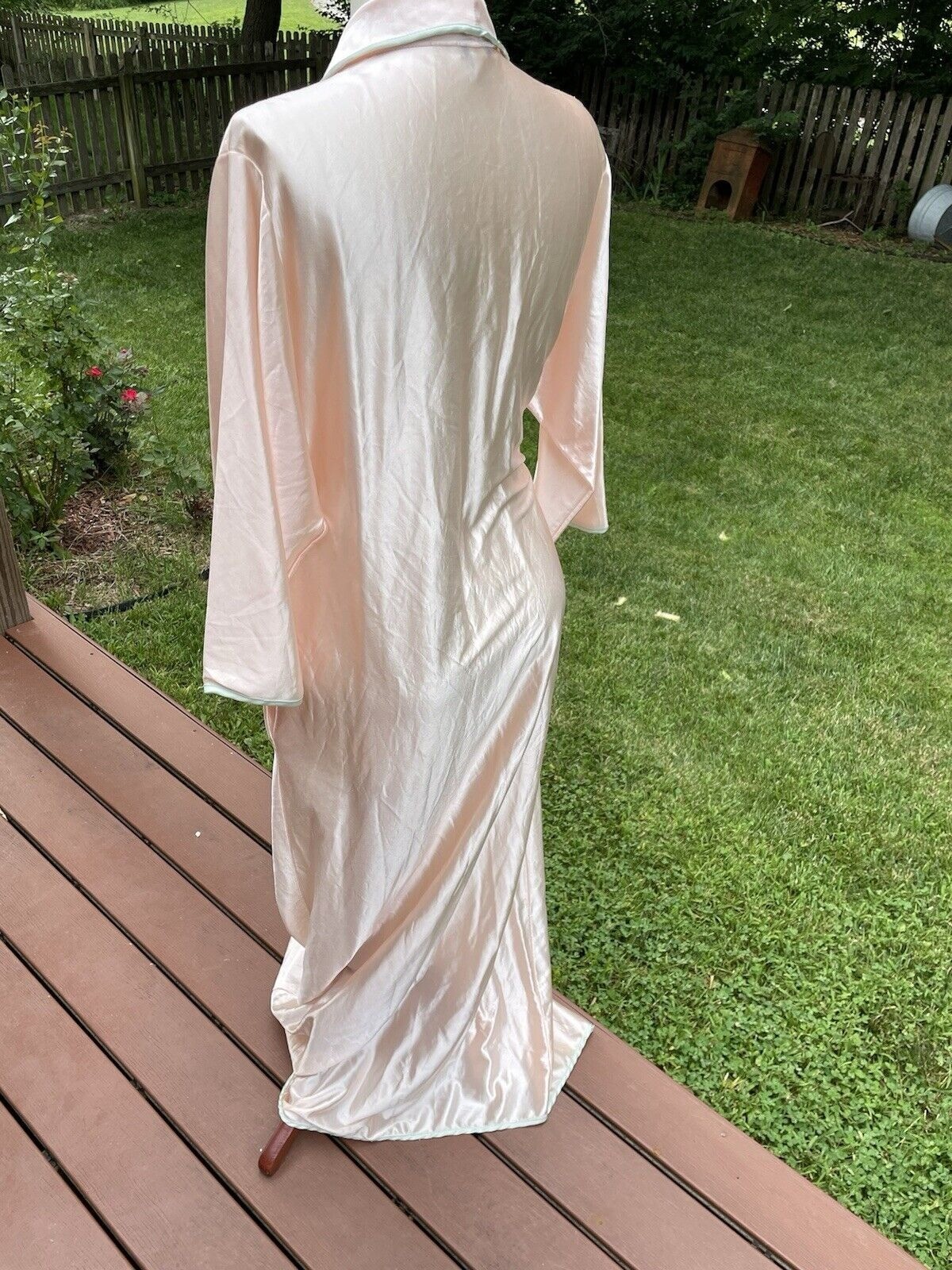 Embroidered Pale Pink Long Robe With Floral Collar & Tie Closure Vintage Small