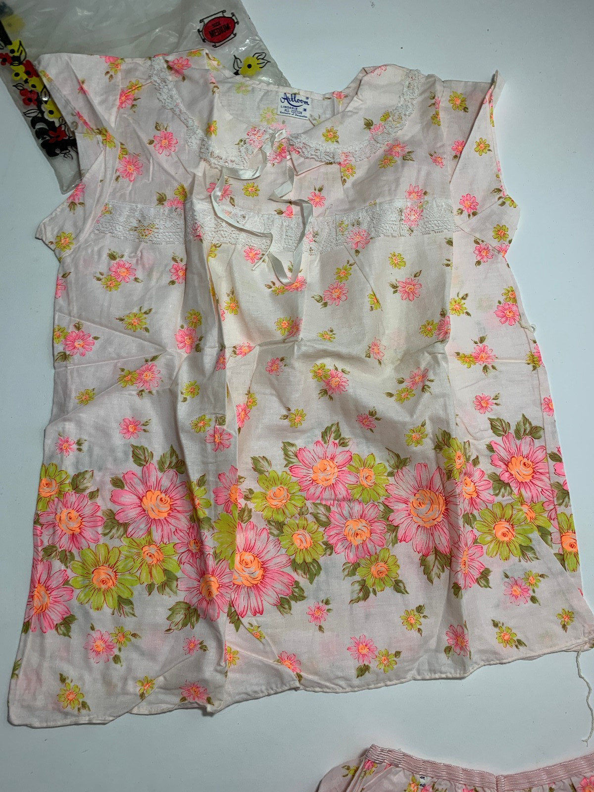 Vtg Artloom Lingerie 2 Piece Pajama Set – Size M – NOS – Florescent Floral Pink