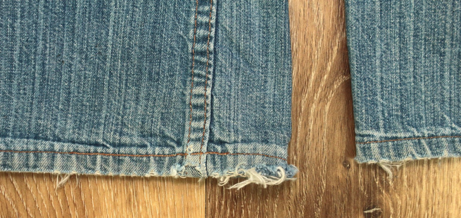 VTG Womens 70s Wrangler Denim Bell Bottom Jeans W/ Arrow Belt Loops Sz 33″ 1970s