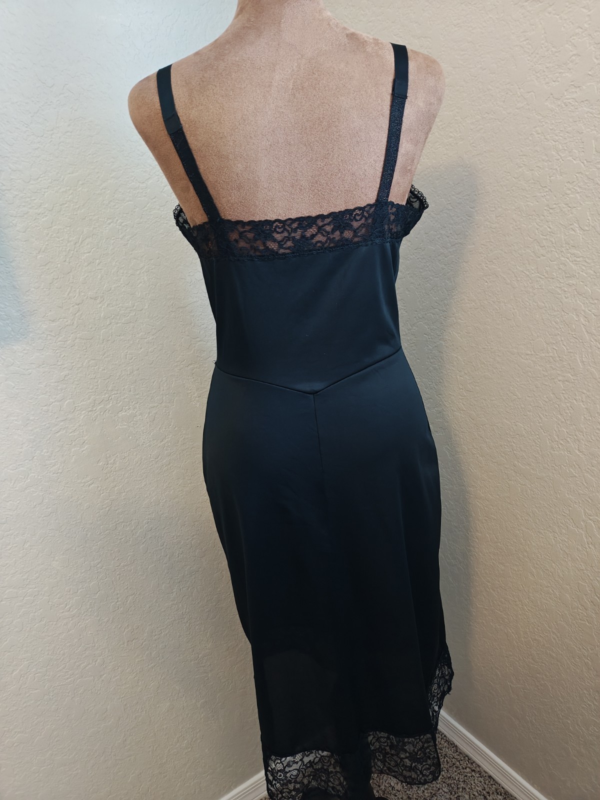 Classic 1960s Laros Black Lingerie Elegant Lace Trim Slip Size 34