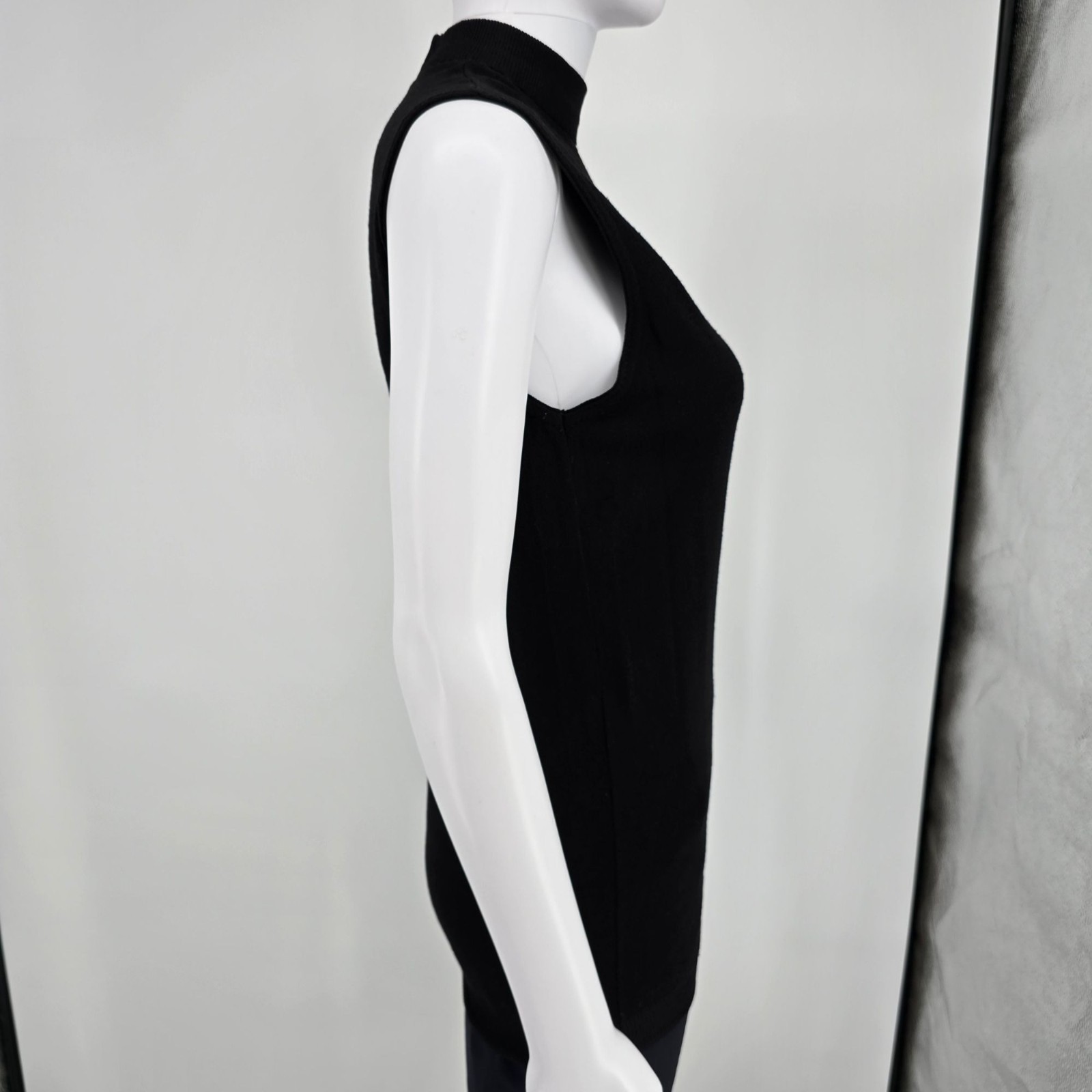 Vintage 1970s She Shells by Fairfield Black Sleeveless Sweater Vest (M)