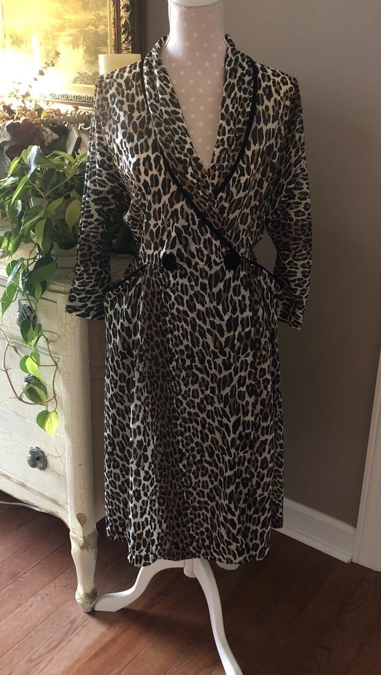 Vintage Vanity Fair Leopard Robe Short Double Breasted 2 Button Women’s Small 34
