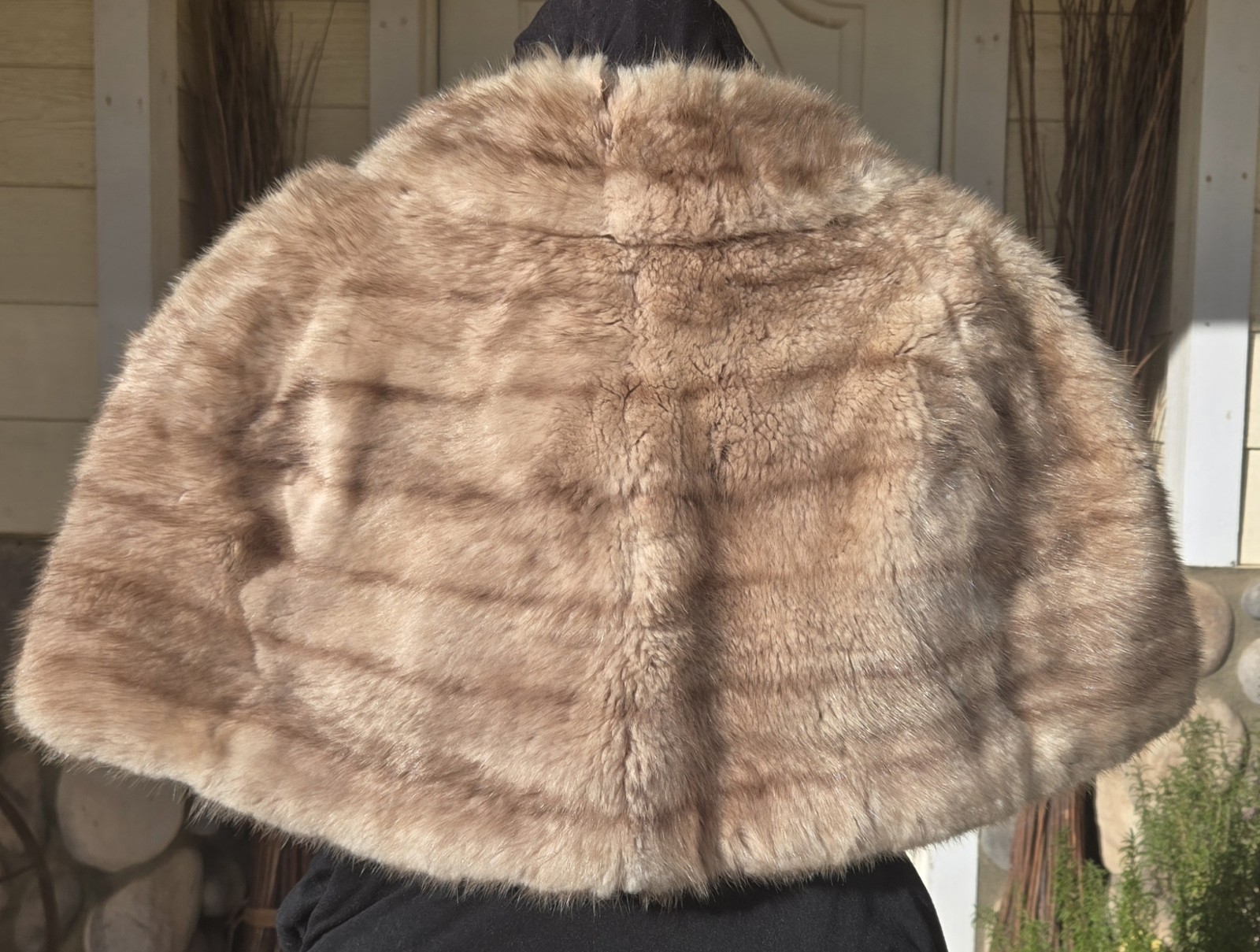 1950s BLONDE MINK FUR CAPELET w/POCKETS & SATIN LINING 21″ Shoulder 15″ Length