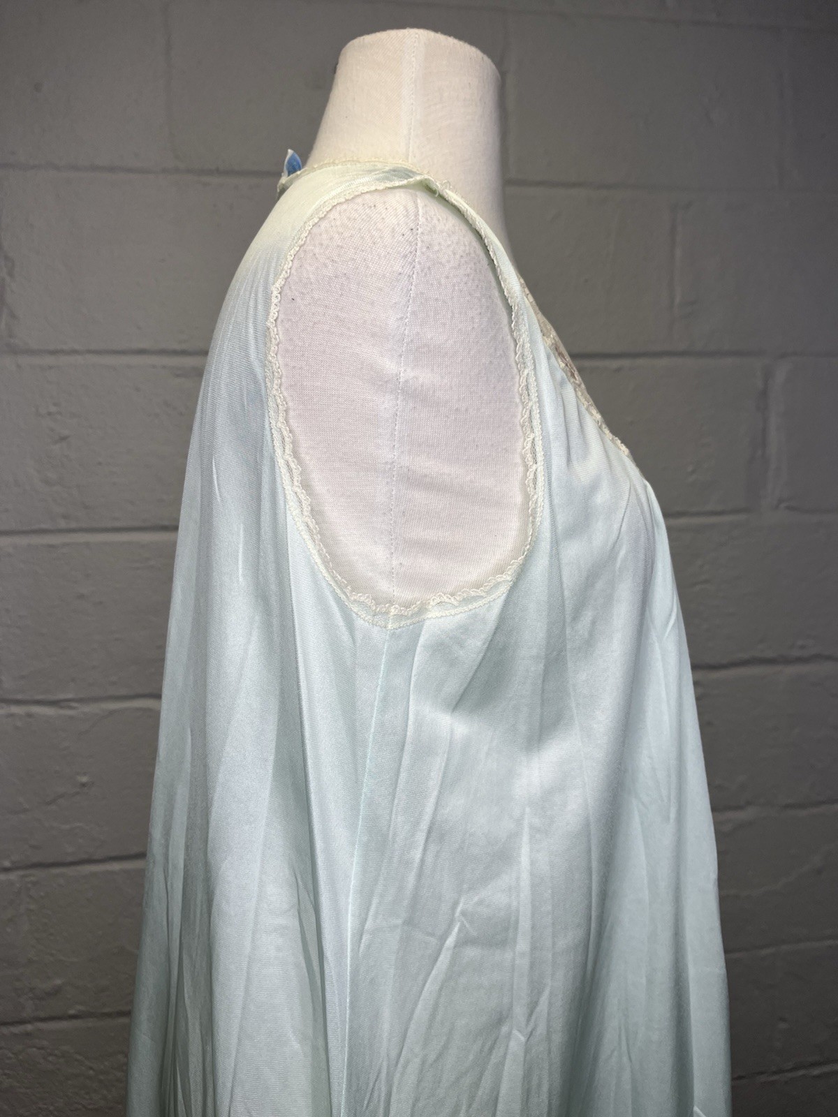 VTG LORRAINE Nightgown Medium Mint Green Nylon Lace Flower Tulip Pearl Buttons
