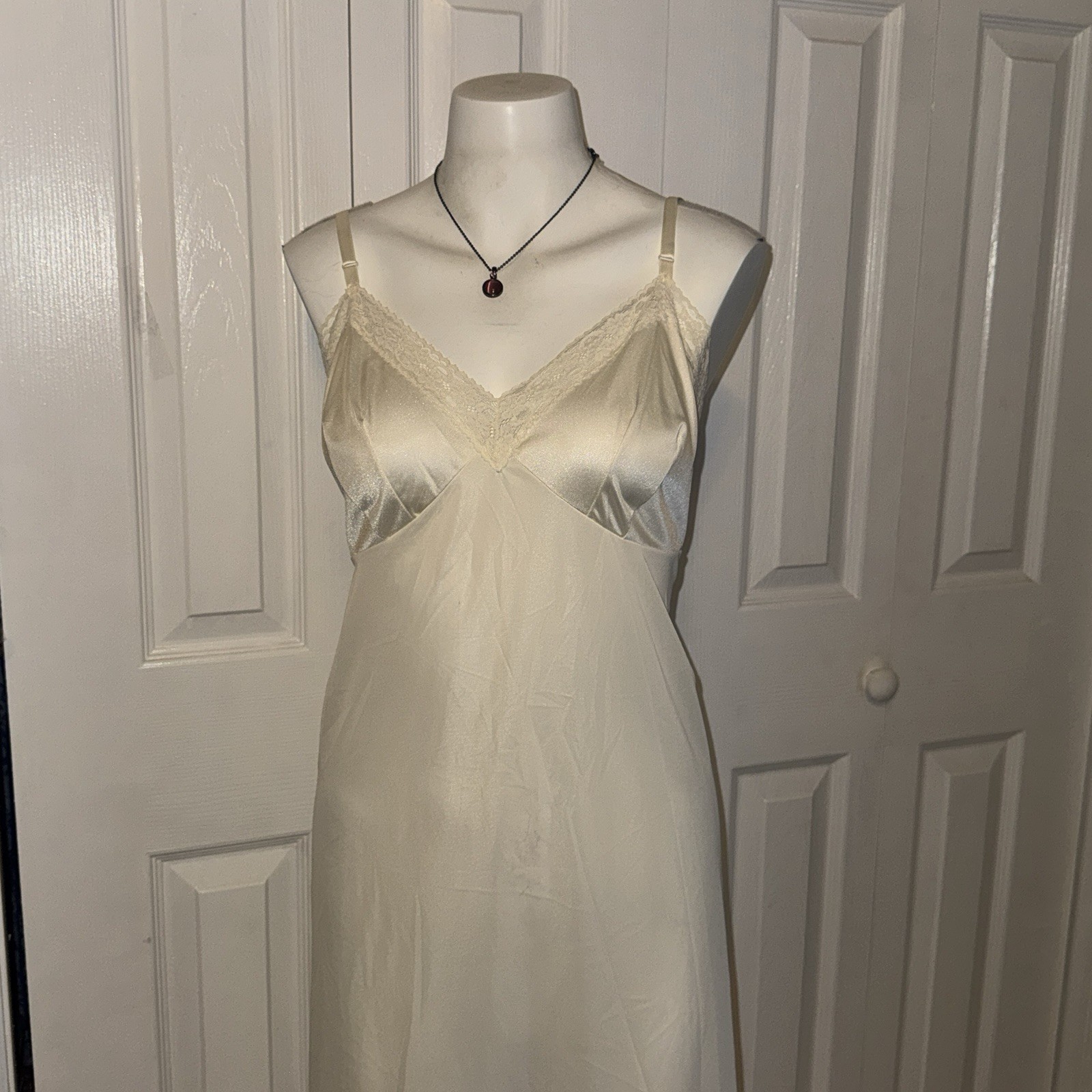 Vanity Fair Beige Vintage Slip Silky Nylon Lacy Women’s Sz 40 Fairy Glamorous