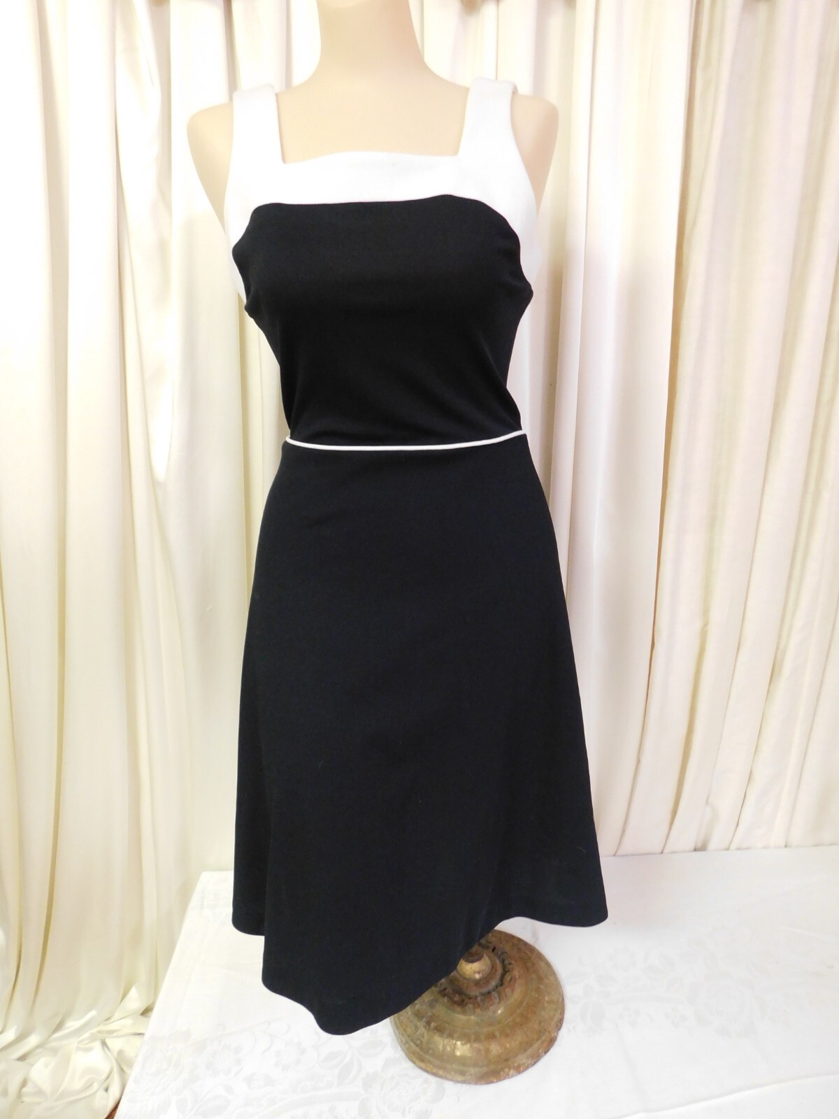 1970’s Vintage Black w/ White Polyester Fit Flare Dress 26″ W
