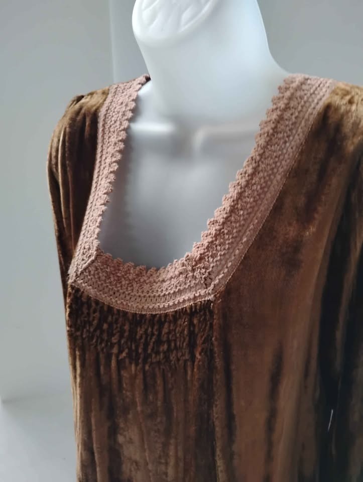 Women’s Medium Top Gold Velvet Long Sleeves Empire Style Bric-A-Brac Trim
