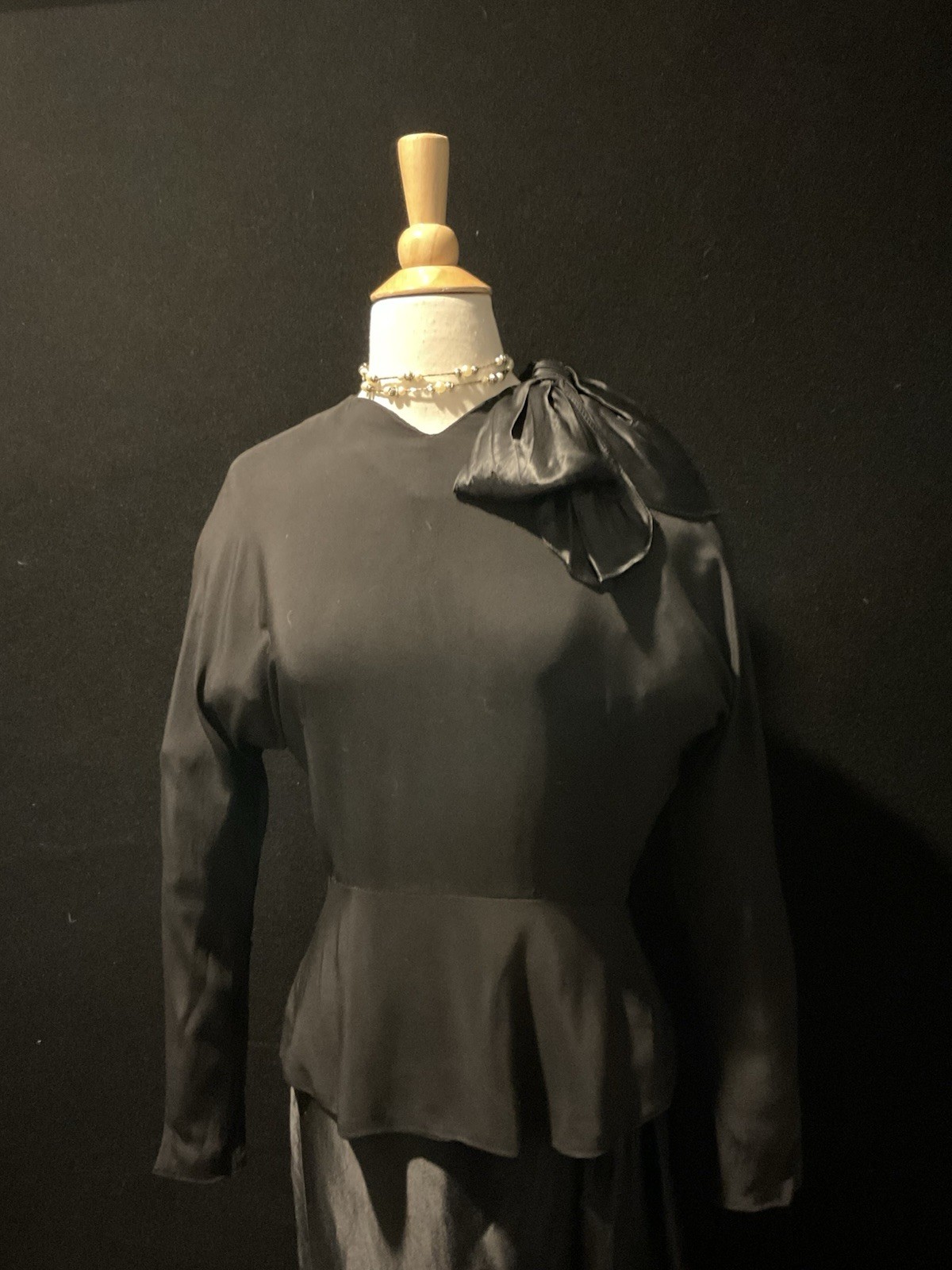 VINTAGE 40s 2 PIECE OUTFIT. SATIN BACKED CREPE. BEAUTIFUL AND TIMELESS