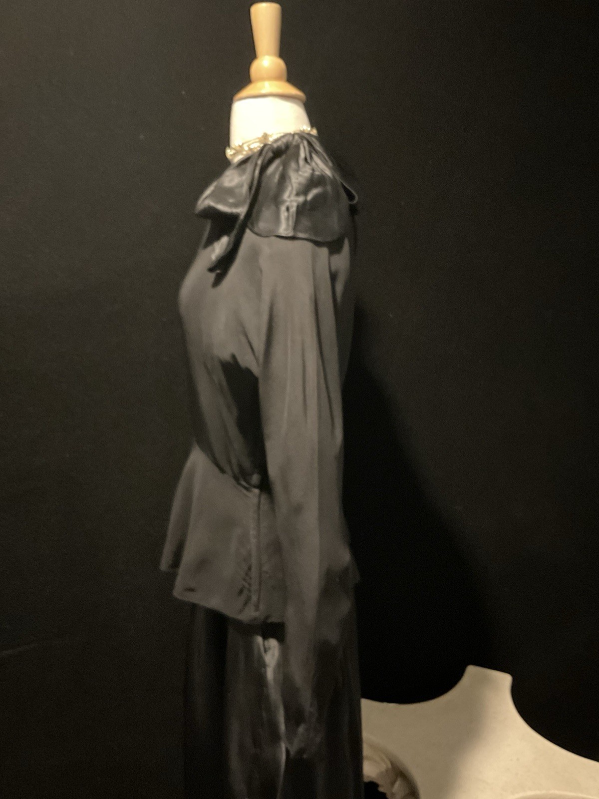 VINTAGE 40s 2 PIECE OUTFIT. SATIN BACKED CREPE. BEAUTIFUL AND TIMELESS