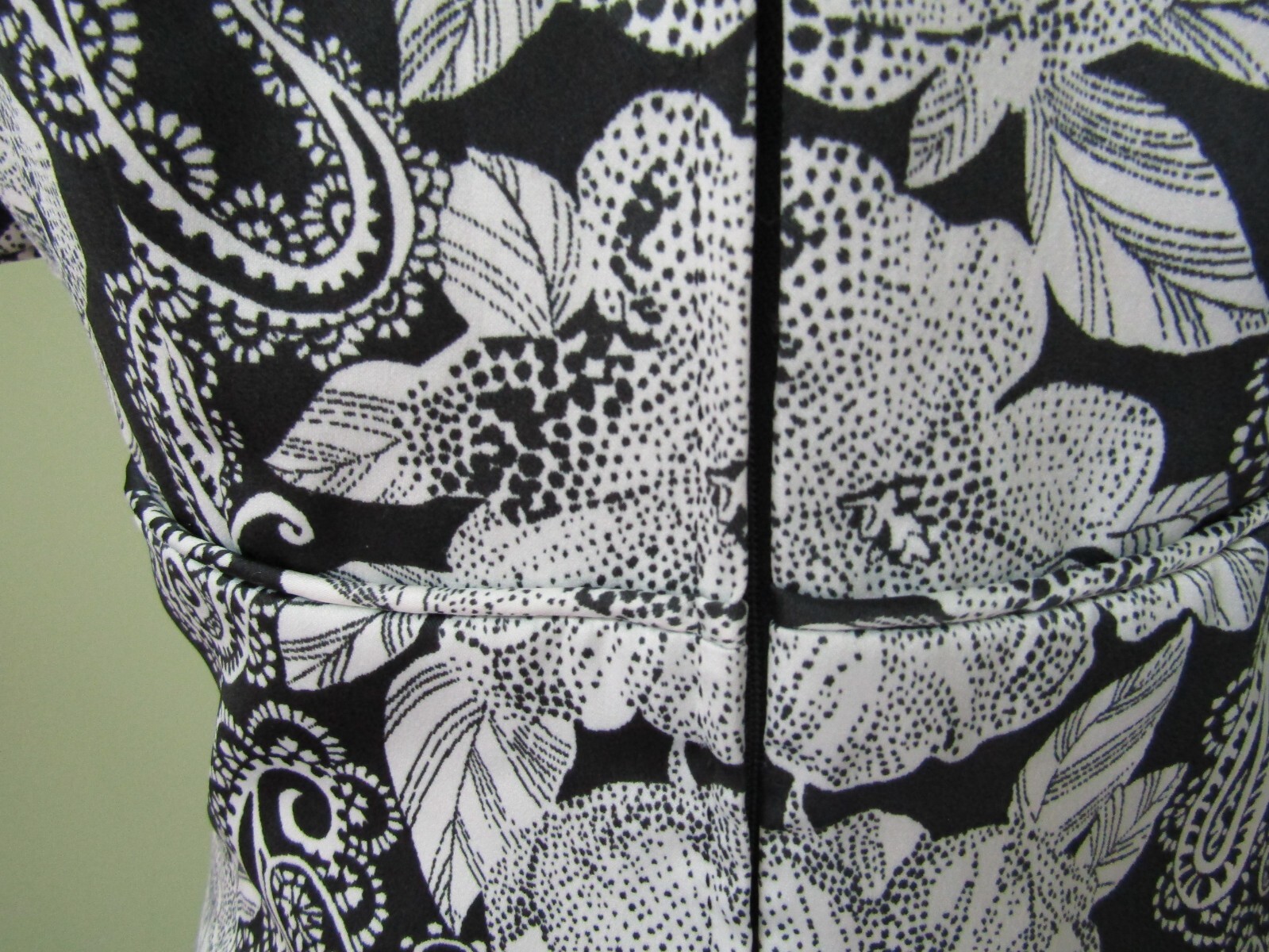 VINTAGE 1970’S BLACK & WHITE ROSE PRINT MAXE DRESS / 38″ BUST MEASURE