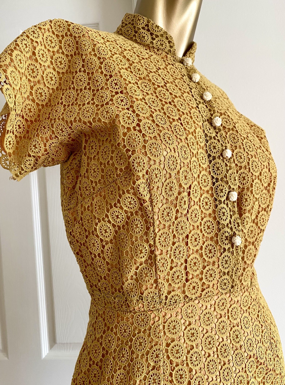 Vintage 50s 60s Gold Lace Manila Cheongsam Dress Carved Bodhi Rose Buttons XS/ S