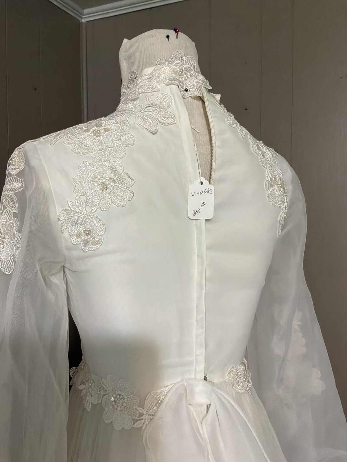 1960’s Vintage Wedding Gown Regal Neckline Delicate Lace Petite XS