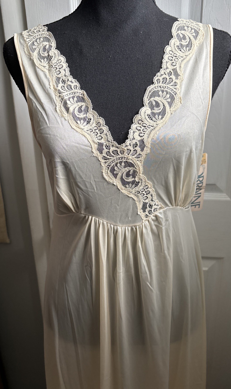 Vintage Lorraine Goddess Sheer Soft Cream Glow Lace Long Full sweep Gown NWT