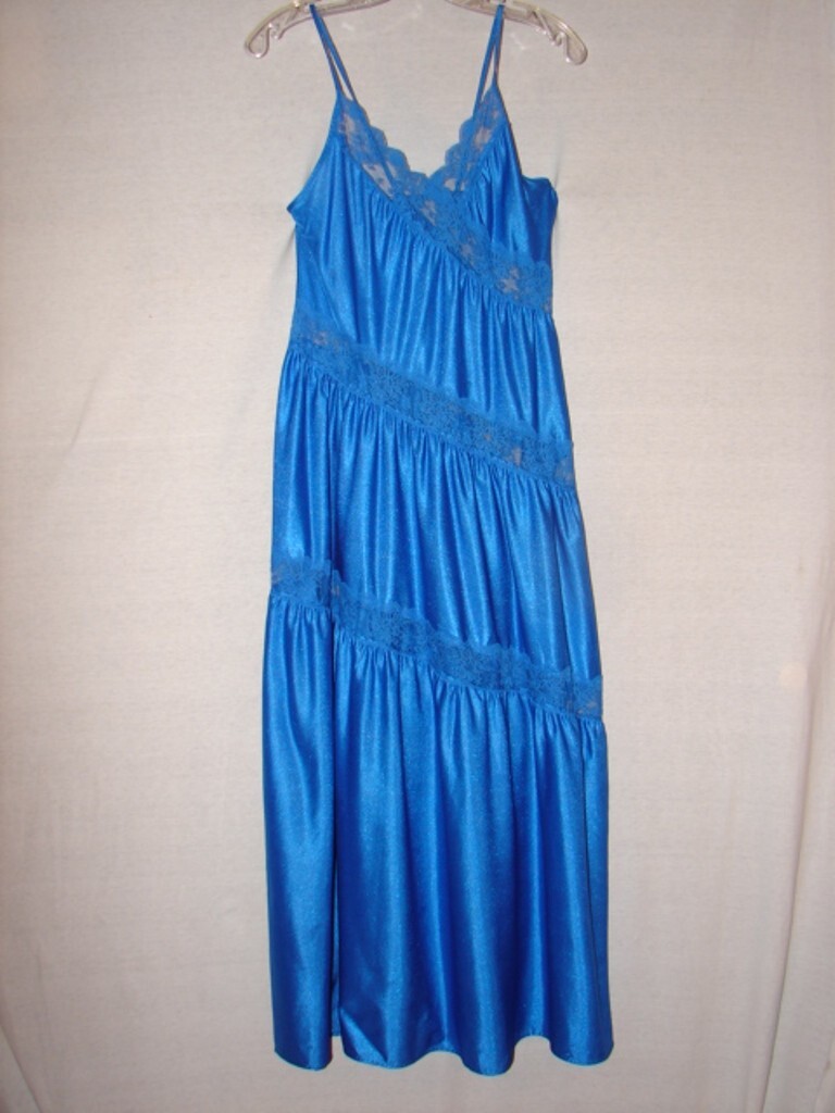 Vintage Rikki New York Nightgown 103″ diameter Full Sweep Gown Timeless Size M