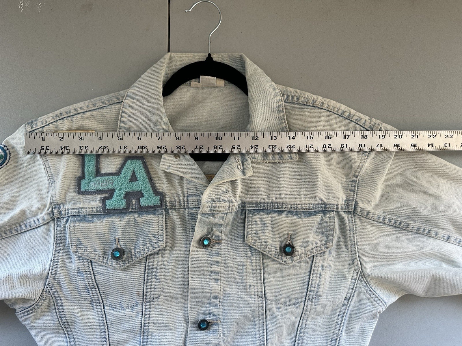 Vintage LA Gear Cropped Denim Jacket M Acid Wash Chenille Patch 80s Hong Kong