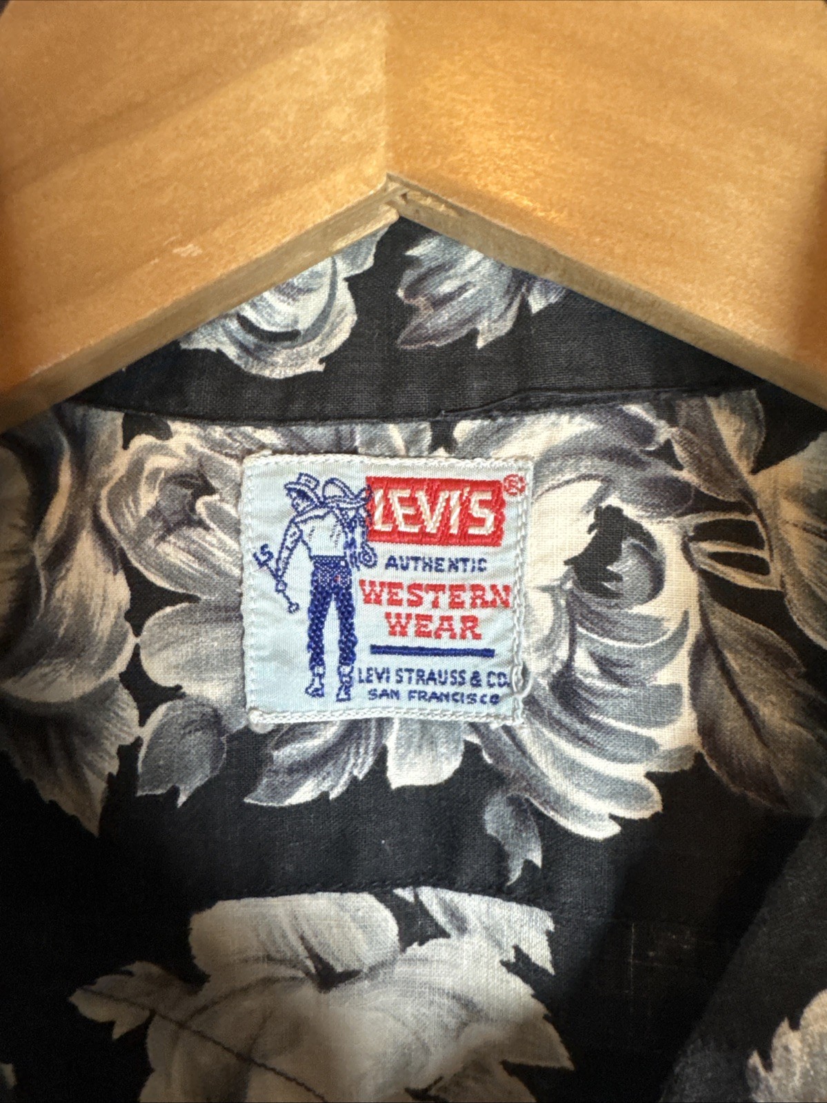 Vintage Levis Western Wear Pearl Snap Shirt Short Sleeve Black Floral Cotton