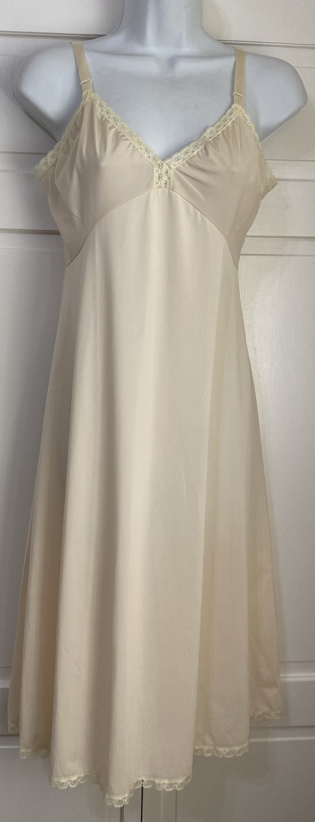 Vintage ShadowLine Women’s Ivory Beige Full Slip Size 36 Tall – 36T SHIPS FREE
