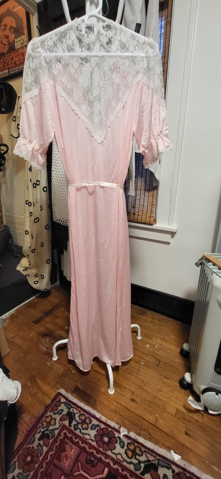 Vintage Paramount Pink & Lace Trim/Shoulders Wrap Around SS Robe L