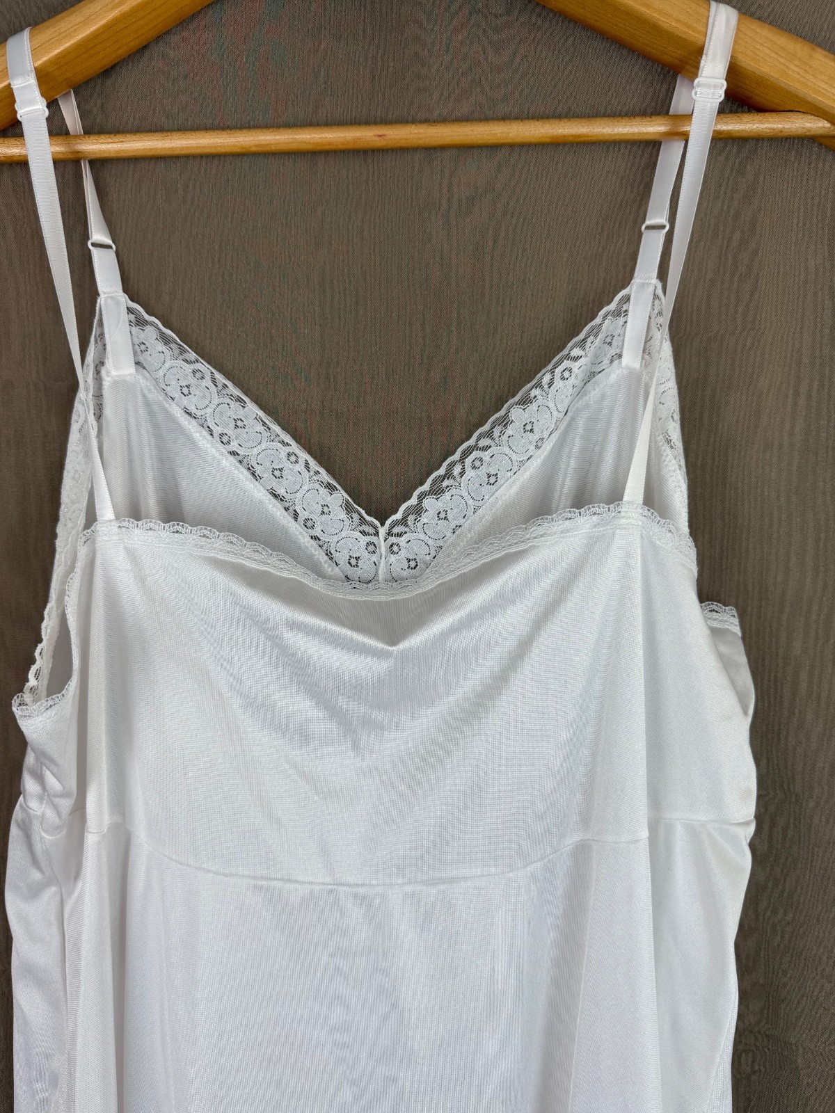 VTG Vanity Fair Full Slip Womens 26″ 40/46 Silky White Nylon Made in USA 80’s