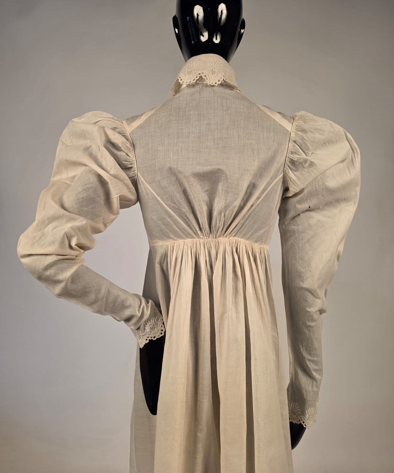 REGENCY 1815 HAND EMBROIDERED FINE COTTON DRESS W PUFF SLEEVES + STAND UP COLLAR