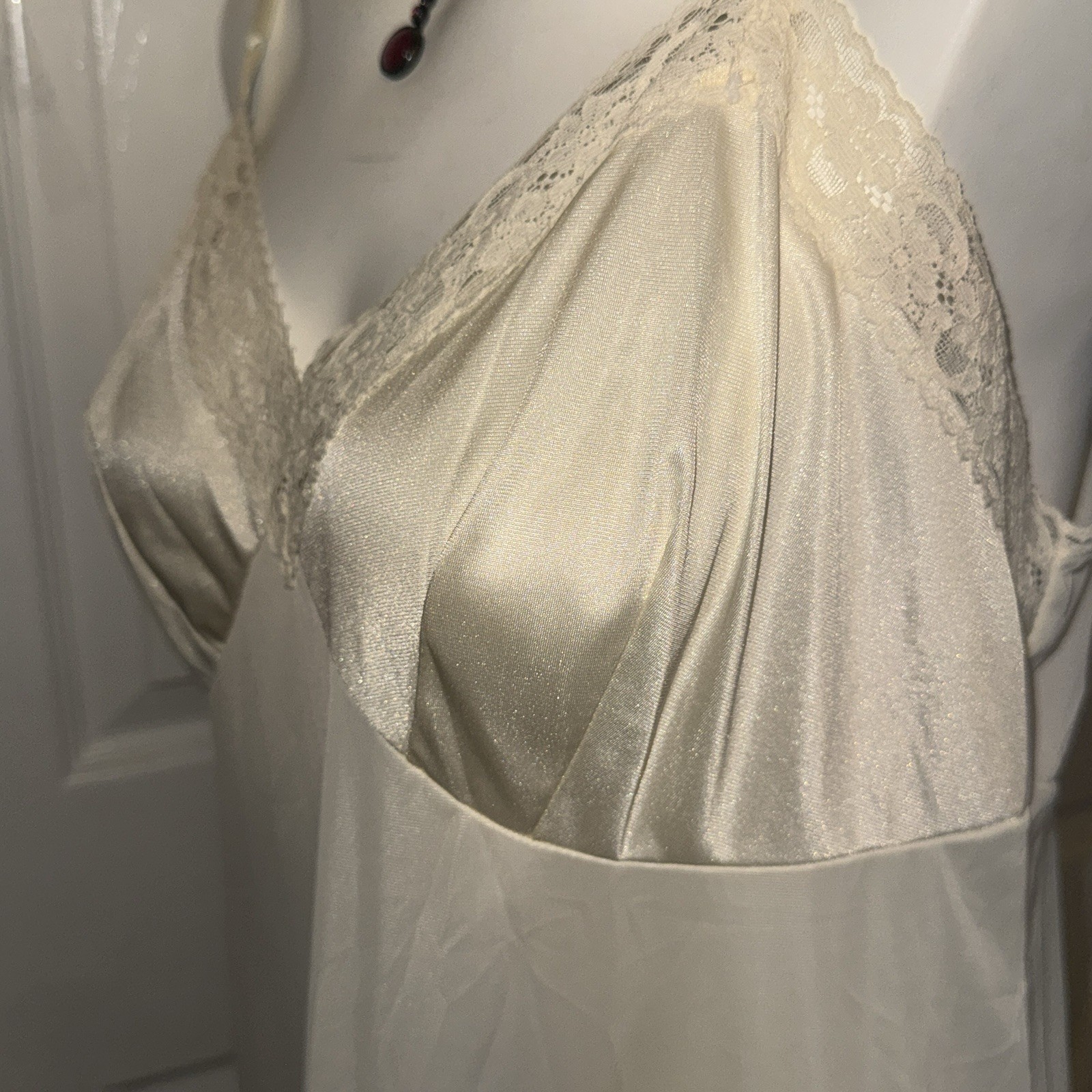 Vanity Fair Beige Vintage Slip Silky Nylon Lacy Women’s Sz 40 Fairy Glamorous