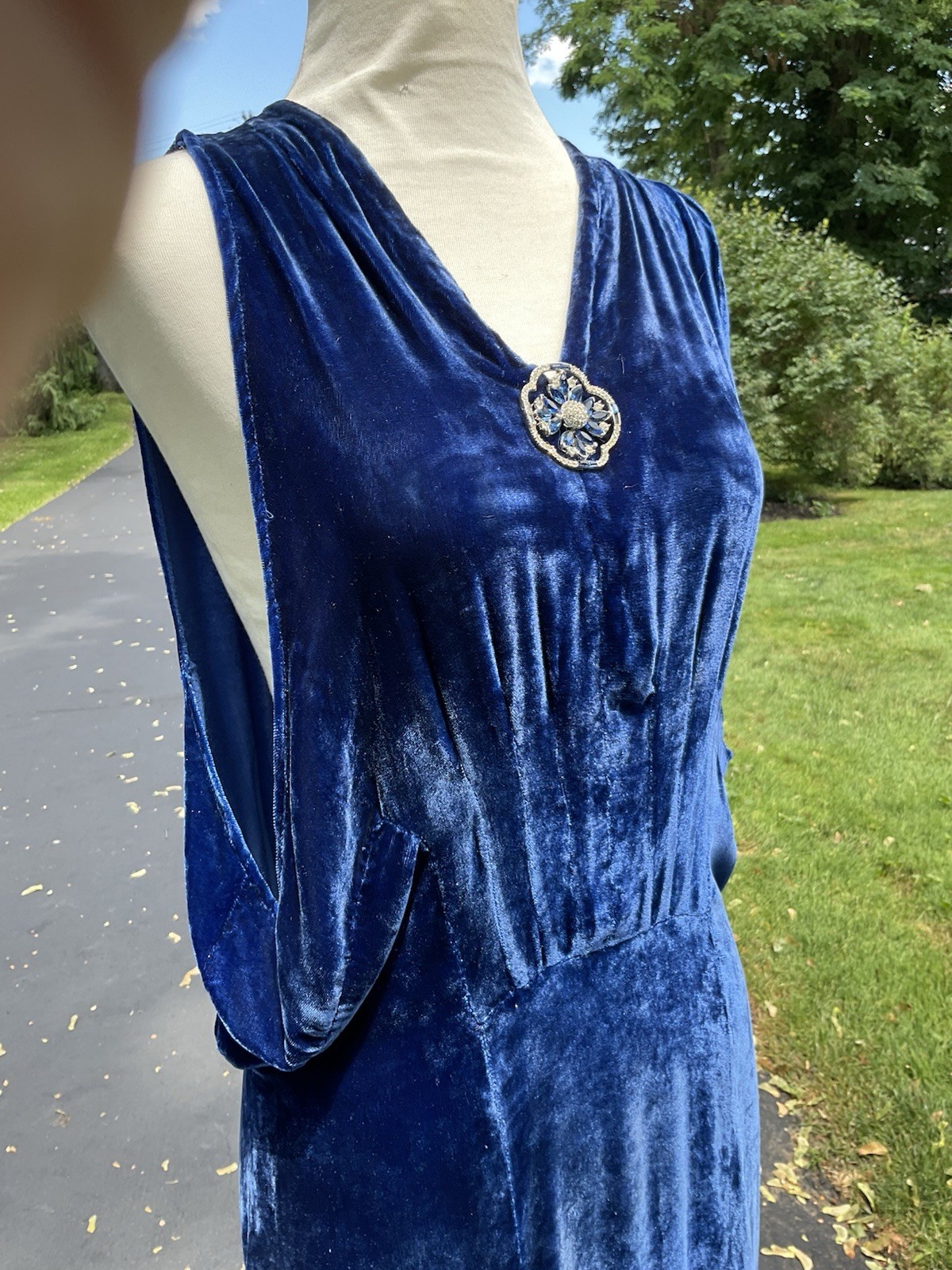 VINTAGE DRESS 20s 30s . VELVET FLAPPER STYLE DRESS/ SPIDERWED CAPELET. JEWELS !