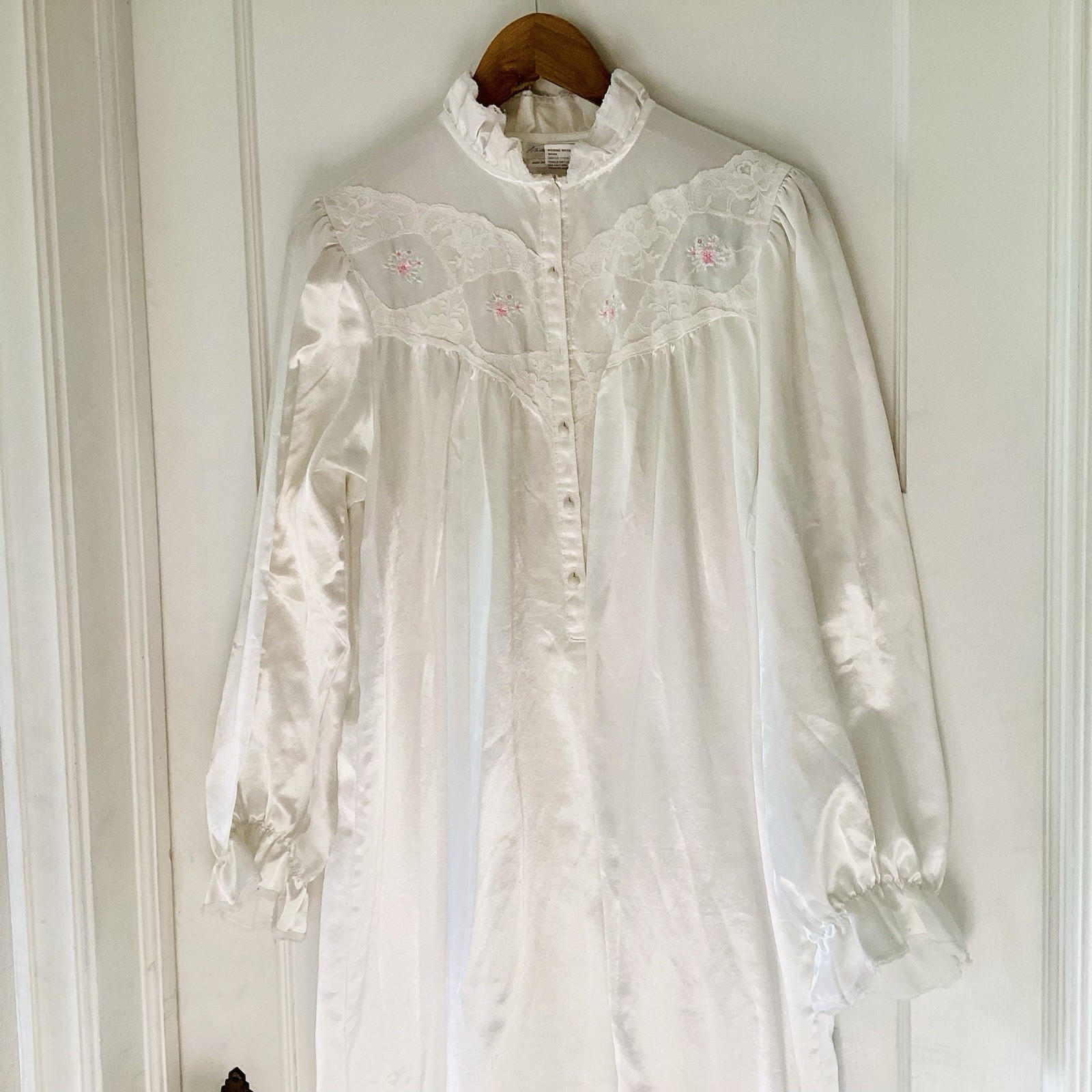 Miss Elaine vintage Sz M nightgown Ivory Long Sleeve poly satin lace bodice USA